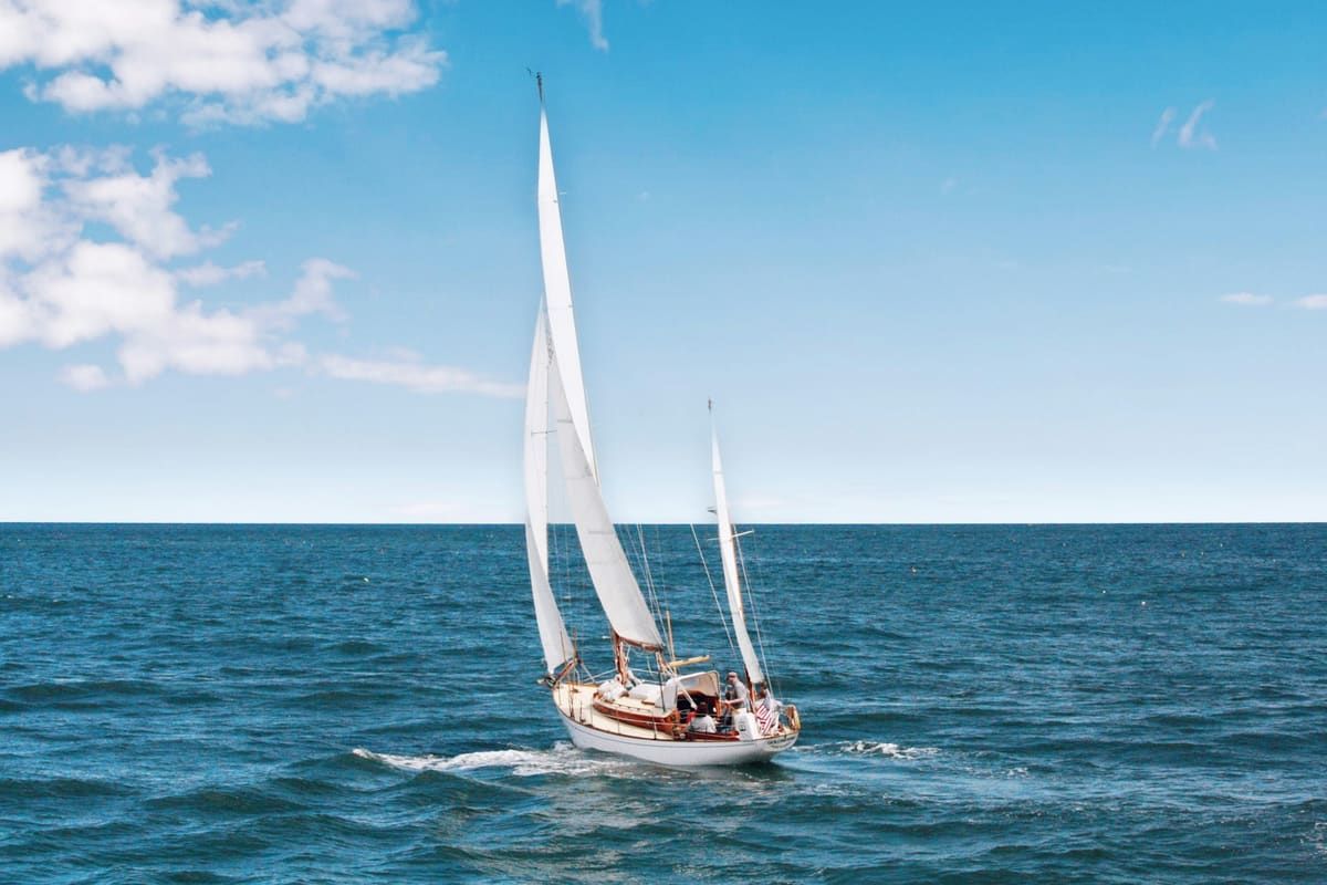 Velero navegando en el mar en un día soleado