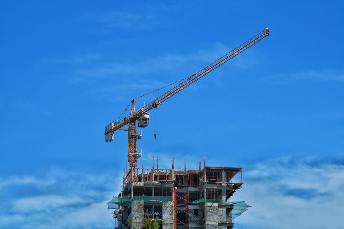 Grúa torre sobre un edificio en construcción